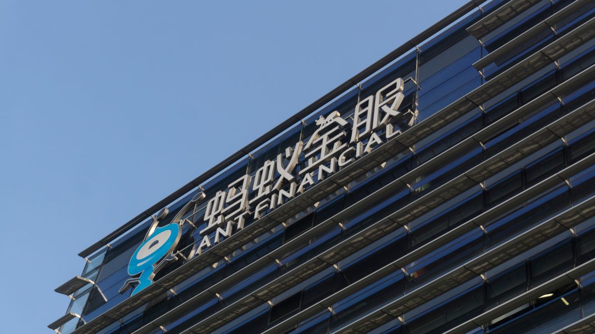 Čínská Ant Group se změní na holding, bude podléhat regulaci jako banky